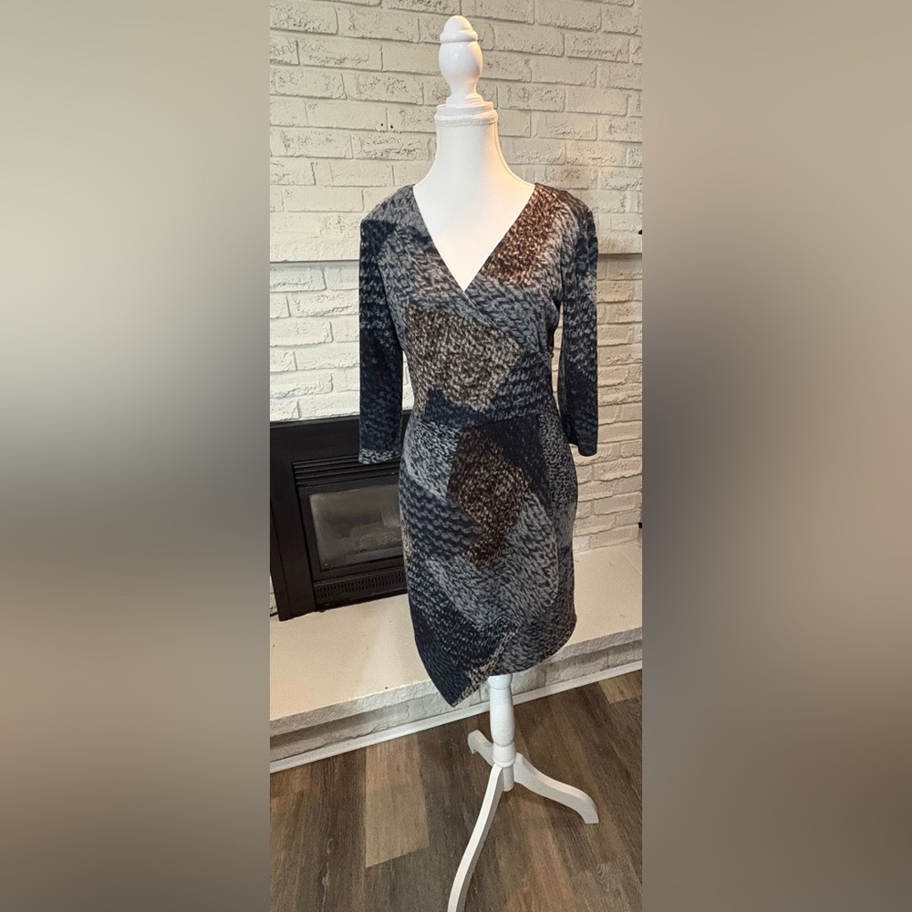 Le Chateau NWT Long Sleeve V-Neck Patterned Dress Size S